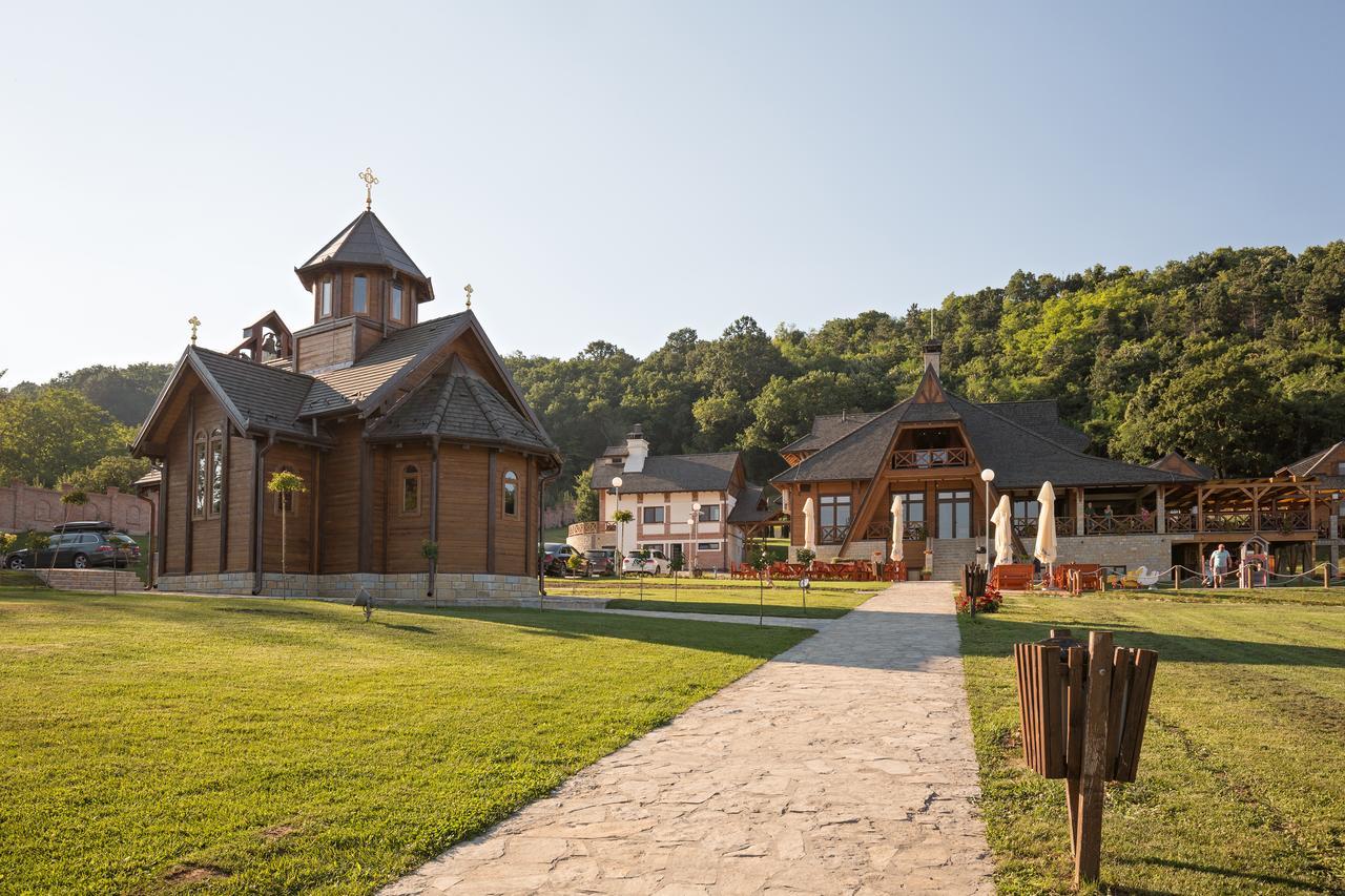 Etno Naselje Vrdnicka Kula Bed and Breakfast Vrdnik Exterior foto